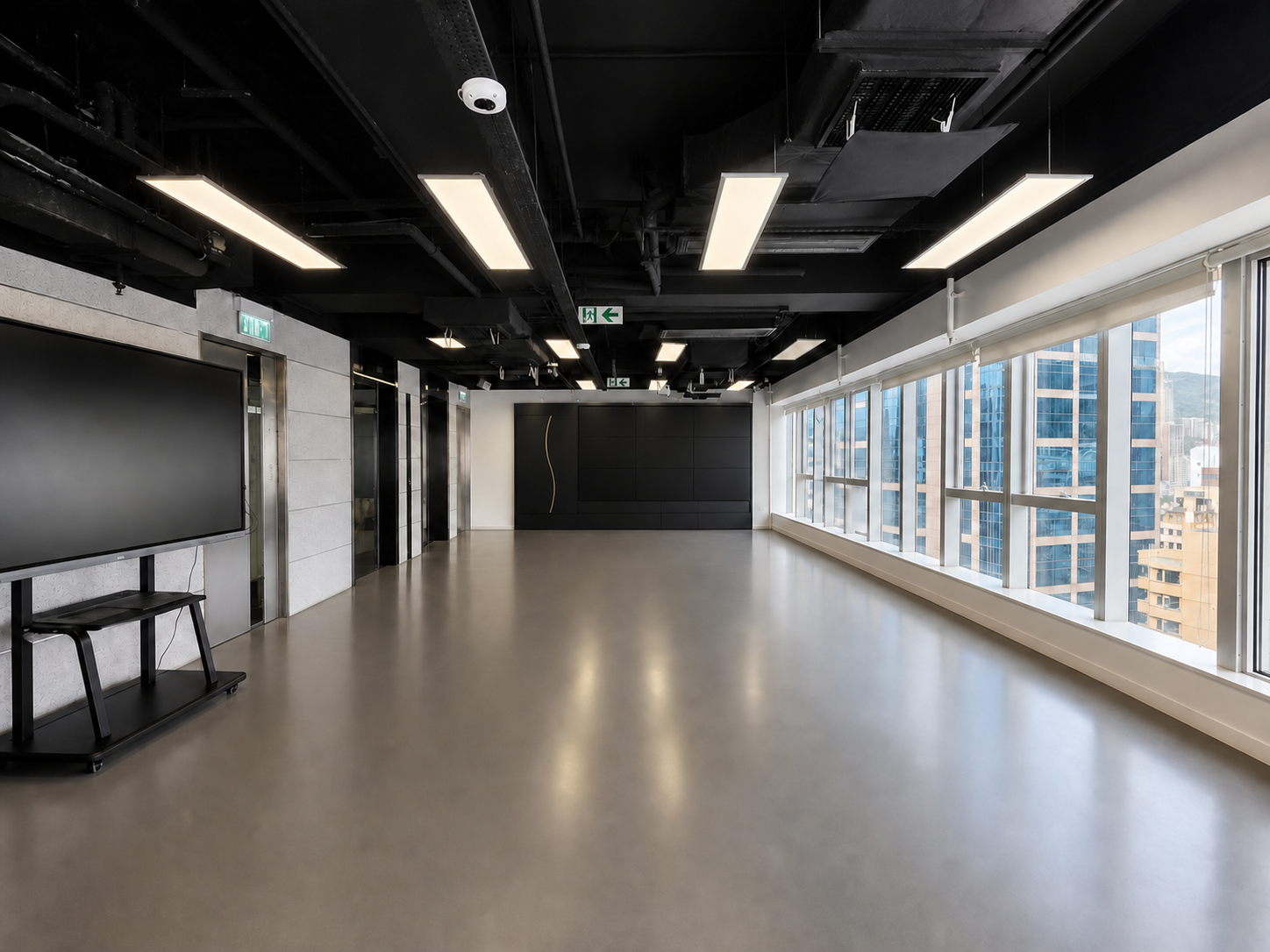 經整理的 HUB 239 灣仔活動場地,展示開放地面、長窗景觀與帶金銅弧線的黑色九格媒體牆
